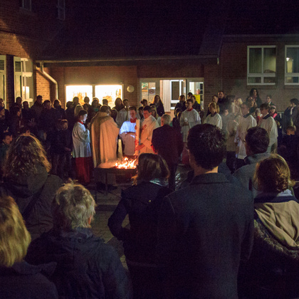 Osterfeuer vor dem Pfarrheim St. Matthäus Alfter, © David Schölgens, www.photographie-ds.com