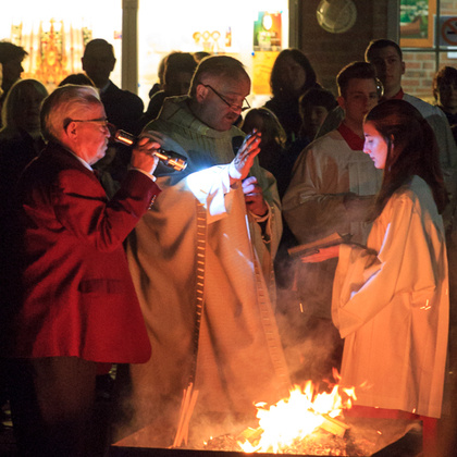 Segnung des Osterfeuers durch Dechant Ollig, © David Schölgens, www.photographie-ds.com