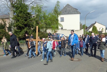 Familienkreuzweg nach Birrekoven: Kinder tragen das Kreuz, © Irene Urff