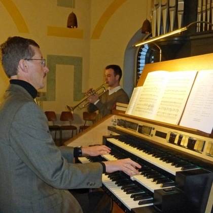 Musik an der Krippe: Engelbert Hennes (Orgel) und Jonas Frevel (Trompete), © Irne Urff