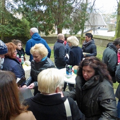 Gespräch am Kirchturm am Ostermontag, © Irene Urff