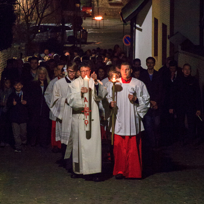 Prozession mit der Osterkerze (Diakon Stumpf) in die Kirche, © David Schölgens, www.photographie-ds.com