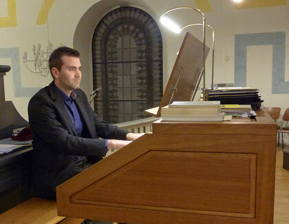 Jan Esra Kuhl an der Orgel in St. Matthäus Alfter, © Irene Urff