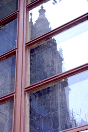 Kirche spiegelt sich in Fenster