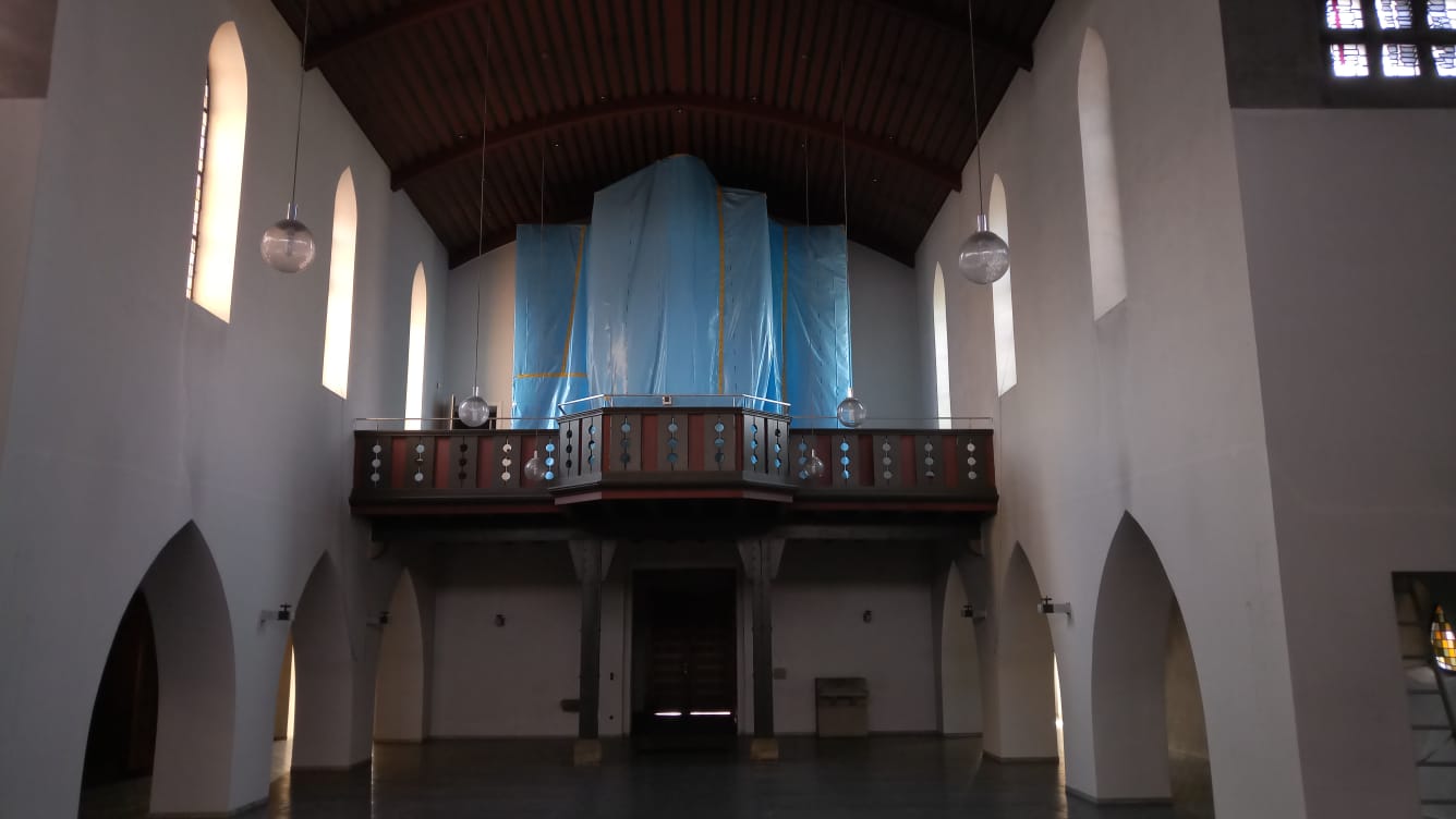 Blick vom Altar in die Kirche